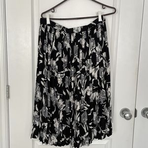 Black and White Patterned Pull on Pleated Skirt
